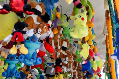 Pofuduk bebekler, güzel bir çadırdan hediyeler.