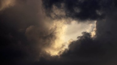 Güzel ve dramatik turuncu bulutlu gün batımı