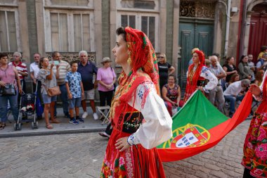 Ponte de Lima - 10 Eylül 2022: Portekiz 'in kuzeyindeki Feiras Novas şenliklerinde geleneksel kostümleri giyen gençler.