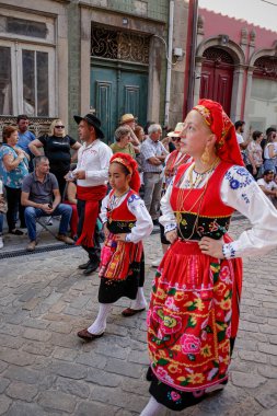 Ponte de Lima - 10 Eylül 2022: Portekiz 'in kuzeyindeki Feiras Novas şenliklerinde geleneksel kostümleri giyen gençler.