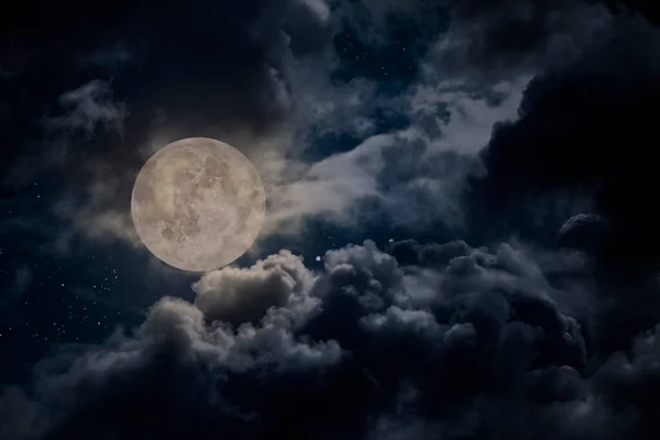 星と曇りの満月の夜 — ストック写真
