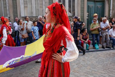 Ponte de Lima - 10 Eylül 2022: Portekiz 'in kuzeyindeki Feiras Novas şenliklerinde geleneksel kostümleri giyen gençler.