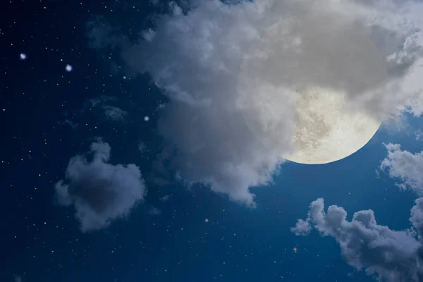 Yıldızlarla Dolunay Bulutlu Bir Gecede — Stok fotoğraf