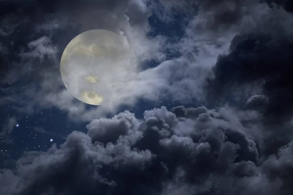 Хмарно Повна Місячна Ніч Зірками — стокове фото