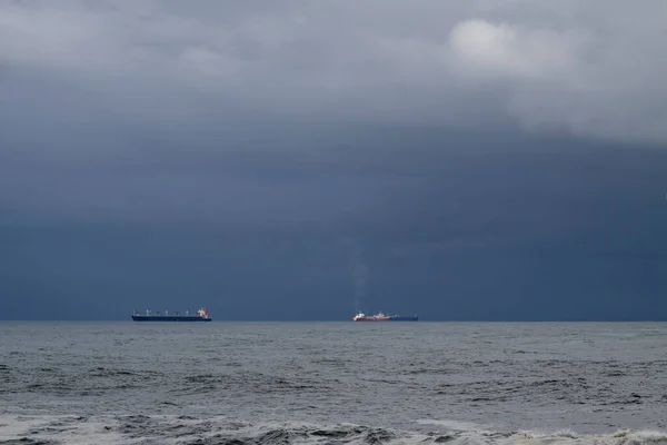 商船在暴风雨前 在深蓝色的雨天中在地平线上航行 葡萄牙北部海岸 — 图库照片