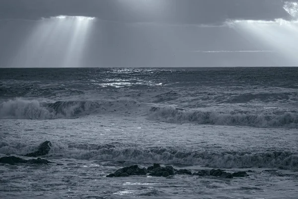 Облачный Морской Пейзаж Солнечными Лучами Используется Инфракрасный Фильтр Тонированный Синий — стоковое фото
