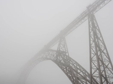 Yaşlı Oporto demir köprüsü sisli bir sabah