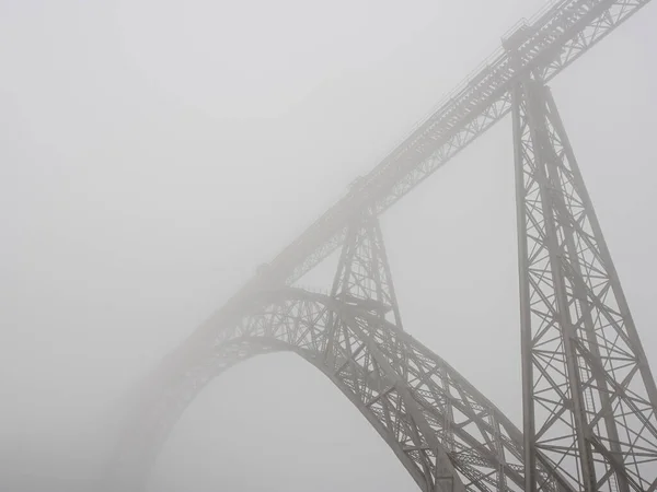 Ponte Ferro Porto Numa Manhã Nebulosa — Fotografia de Stock