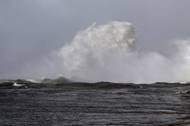 Kasırga sırasında büyük deniz dalgaları sıçrıyor.