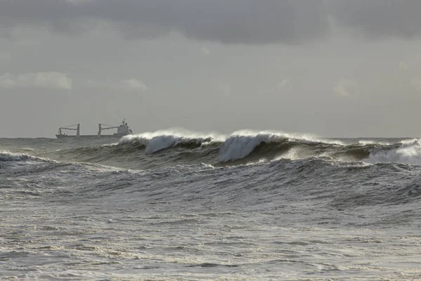 Lange Stormachtige Golf Die Een Schip Aan Horizon Ziet Noord — Stockfoto