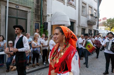 Ponte de Lima - 10 Eylül 2022: Portekiz 'in kuzeyindeki Feiras Novas şenliklerinde geleneksel kostümleri giyen gençler.