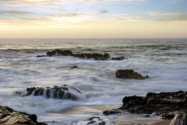 Lång Exponering Havsutsikt Vid Solnedgången Norra Portugals Steniga Kust — Stockfoto