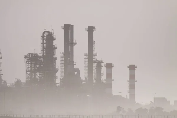 Część Wielkiej Rafinerii Ropy Środku Mgły Smogowej Porannej Zdjęcie 2010 — Zdjęcie stockowe