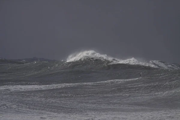 Ondas Tempestuosas Contra Céu Escuro — Fotografia de Stock