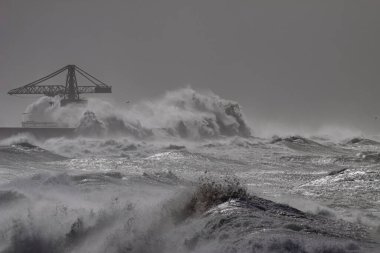 Leixoes, Portekiz, Leca da Palmeira 'da, şiddetli fırtına altında kuzey duvarını koruyor.