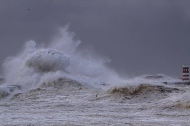 Yeni Douro Nehri Ağzı feneri ve kuzey iskelesi şiddetli fırtına altında, Porto, Portekiz
