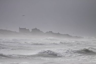 Boa Nova uçurumları, Leca da Palmeira, Portekiz 'in kuzeyi, sislerin ortasında, fırtınalı bir deniz gününde