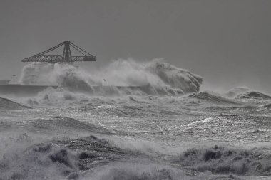 Leixoes kuzey duvarını Portekiz 'in kuzeyinde şiddetli fırtına altında tutuyor..