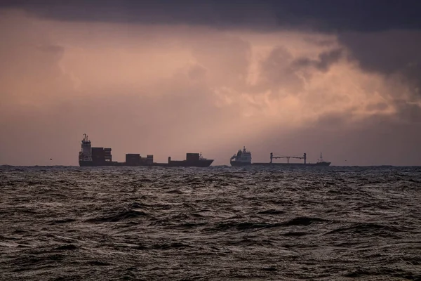 Εμπορικά Πλοία Στον Ορίζοντα Κατά Διάρκεια Ενός Φθινοπωρινού Ηλιοβασιλέματος — Φωτογραφία Αρχείου
