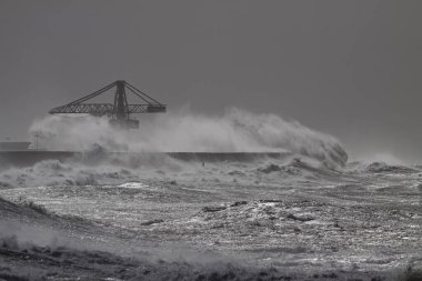 Leixoes, Portekiz, Leca da Palmeira 'da, şiddetli fırtına altında kuzey duvarını koruyor.