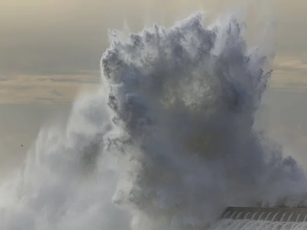 Grande Vague Éclaboussure Coucher Soleil Côte Nord Portugaise Pendant Tempête — Photo