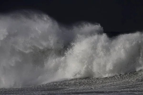 Τεράστιος Και Επικίνδυνος Παφλασμός Κύματος Θάλασσας — Φωτογραφία Αρχείου