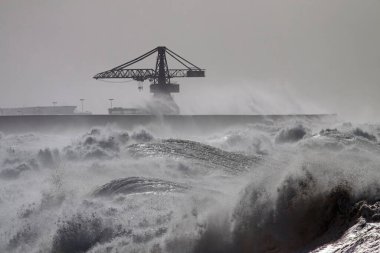 Leixoes, Portekiz, Leca da Palmeira 'da, şiddetli fırtına altında kuzey duvarını koruyor.