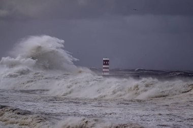 Yeni Douro Nehri Ağzı feneri ve kuzey iskelesi şiddetli fırtına altında, Porto, Portekiz
