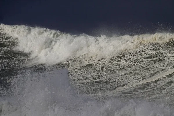 Büyük Fırtınalı Bir Dalga Kuzey Portekiz Kıyıları — Stok fotoğraf
