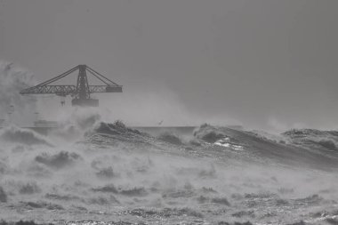 Leixoes, Portekiz, Leca da Palmeira 'da, şiddetli fırtına altında kuzey duvarını koruyor.