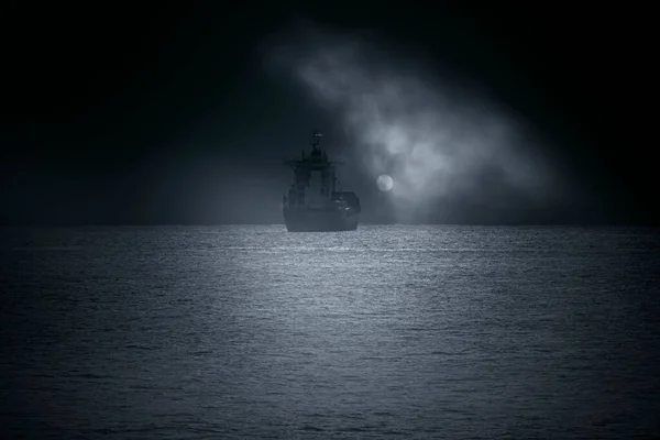 Комерційний Корабель Горизонті Повну Місячну Ніч — стокове фото