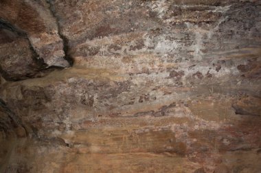 Bhimbetka Kaya Barınakları, Raisen, Madhya Pradesh, Hindistan. 2003 yılında UNESCO Dünya Mirası ilan edilen sığınaklarda Yukarı Paleolitik dönemden Ortaçağ 'a kadar uzanan antik kaya sanatı yer alıyor..