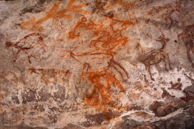 Bhimbetka Kaya Barınakları, Raisen, Madhya Pradesh, Hindistan. 2003 yılında UNESCO Dünya Mirası ilan edilen sığınaklarda Yukarı Paleolitik dönemden Ortaçağ 'a kadar uzanan antik kaya sanatı yer alıyor..
