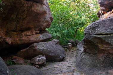 Bhimbetka kaya sığınakları - Hindistan 'ın orta kesiminde, Madhya Pradesh' te Bhojpur 'da arkeolojik bir alan. Burası bir dünya mirası sitesi..