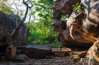 Bhimbetka kaya sığınakları - Hindistan 'ın orta kesiminde, Madhya Pradesh' te Bhojpur 'da arkeolojik bir alan. Burası bir dünya mirası sitesi..