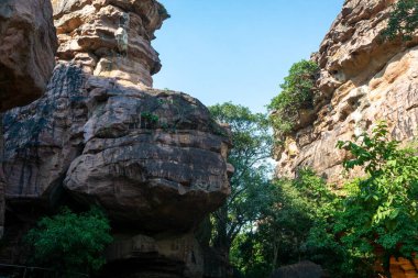 Bhimbetka kaya sığınakları - Hindistan 'ın orta kesiminde, Madhya Pradesh' te Bhojpur 'da arkeolojik bir alan. Burası bir dünya mirası sitesi..