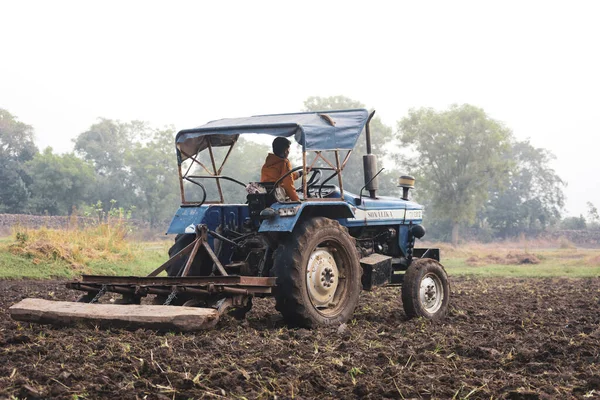 Tikamgarh Madhya Pradesh India May 2022 Indian Farmer Working Tractor — Foto de Stock