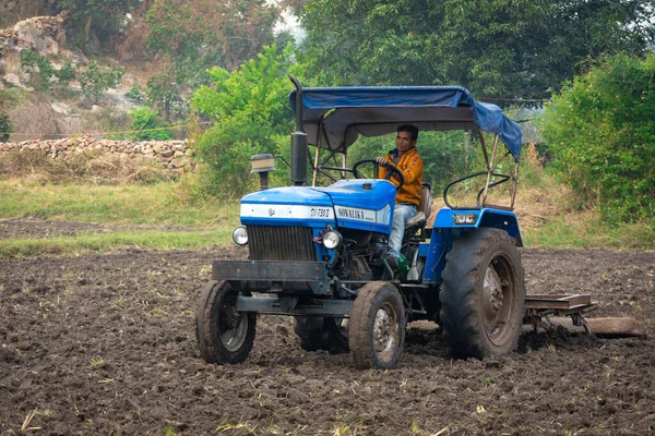 Tikamgarh Madhya Pradesh India May 2022 Indian Farmer Working Tractor —  Fotos de Stock