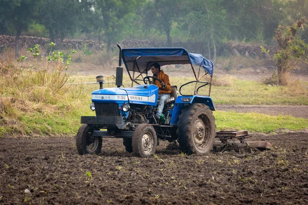 Tikamgarh Madhya Pradesh India May 2022 Indian Farmer Working Tractor —  Fotos de Stock