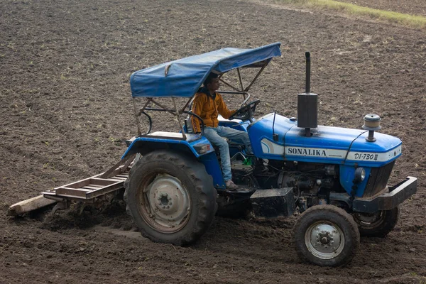 Tikamgarh Madhya Pradesh India May 2022 Indian Farmer Working Tractor — Stock Fotó