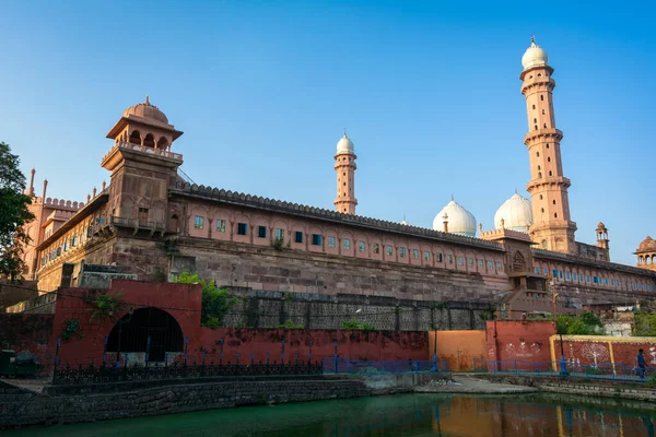 BHOPAL, MADHYA PRADESH, Hindistan - 29 Mayıs 2022: Taj Ul Masajid, Bhopal, Madhya Pradesh, Hindistan. Asya 'nın en büyük camilerinden biri.