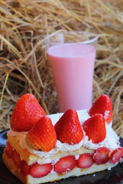Strawberry Cake - Milk Smoothie Strawberry berry. — Stock Photo, Image