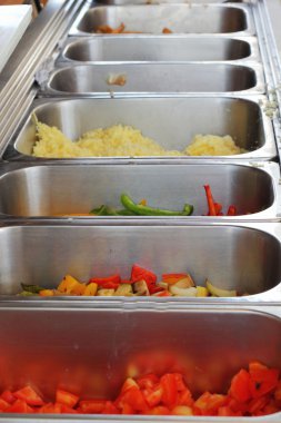 birçok yemek tepsisi.