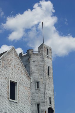 binalar gökyüzüne karşı.