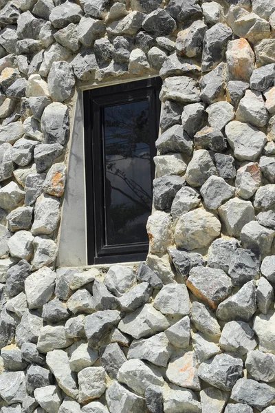 Okno z kamieniem. — Zdjęcie stockowe