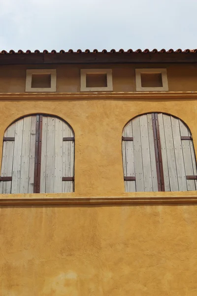 Edificio vintage con ventanas y cielo . —  Fotos de Stock
