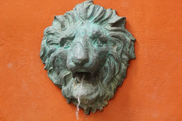 Rzeźby Lwa rozpylanie wody. — Zdjęcie stockowe