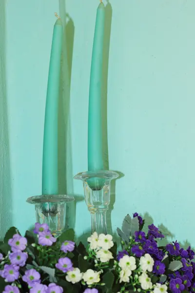 Gyertyák - műanyag virágok. — Stock Fotó