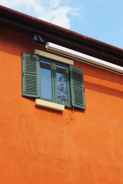 Edificio vintage con ventanas y cielo . —  Fotos de Stock