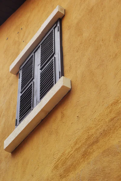 Edificio vintage con ventanas —  Fotos de Stock